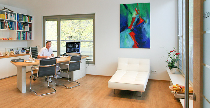 Beratungszimmer zum Wohlfühlen in unserer oralchirurgischen Praxis in Grünwald